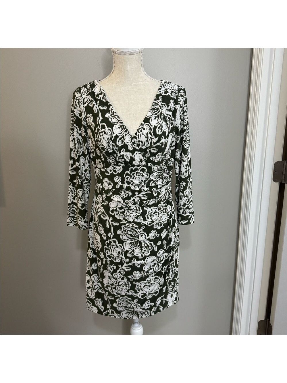 Lauren Ralph Lauren Dress V-Neck Faux Wrap Dress. Green/White Floral. Size 10